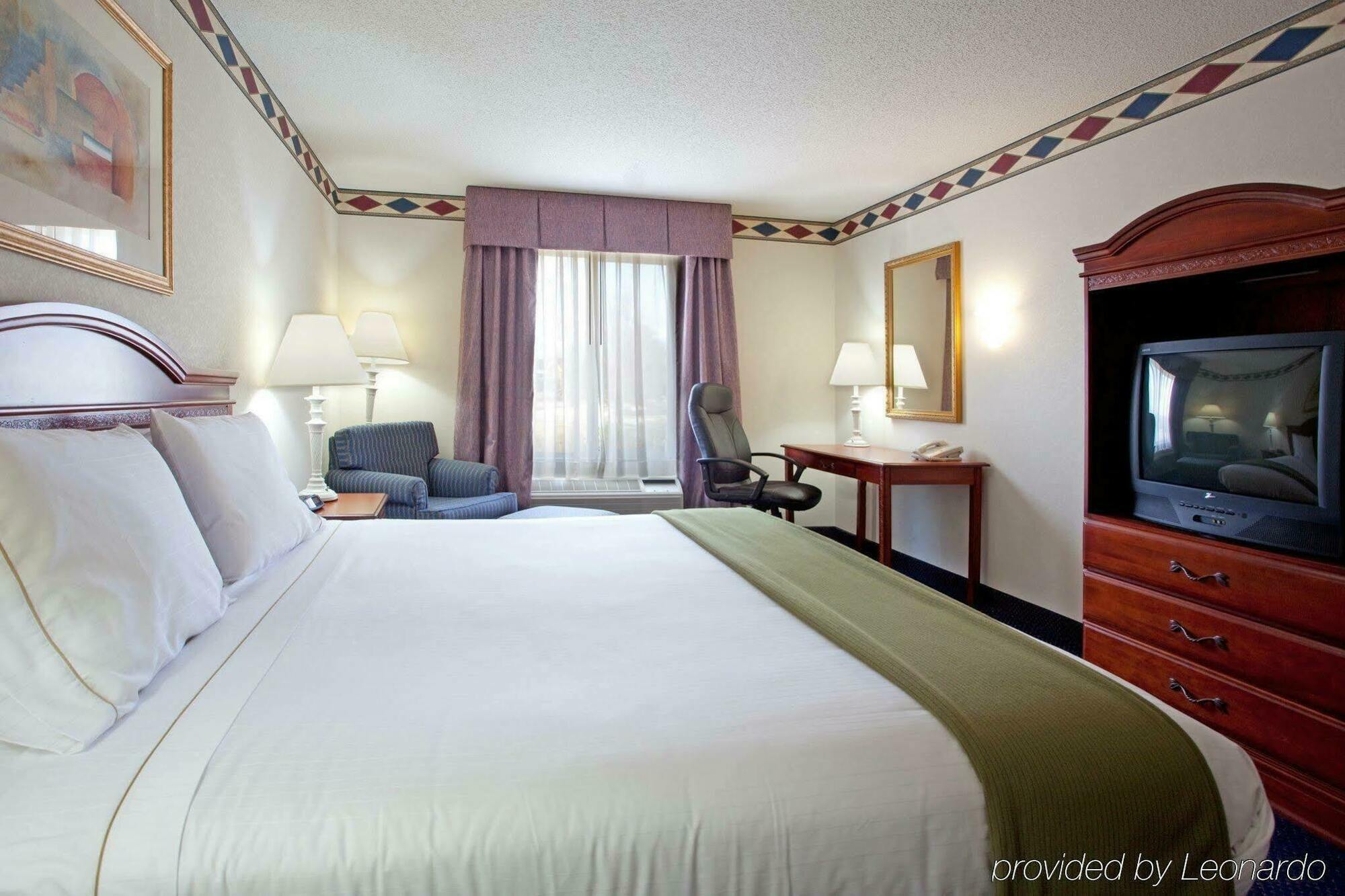 Holiday Inn Express Hotel & Suites Mebane By Ihg Exterior foto