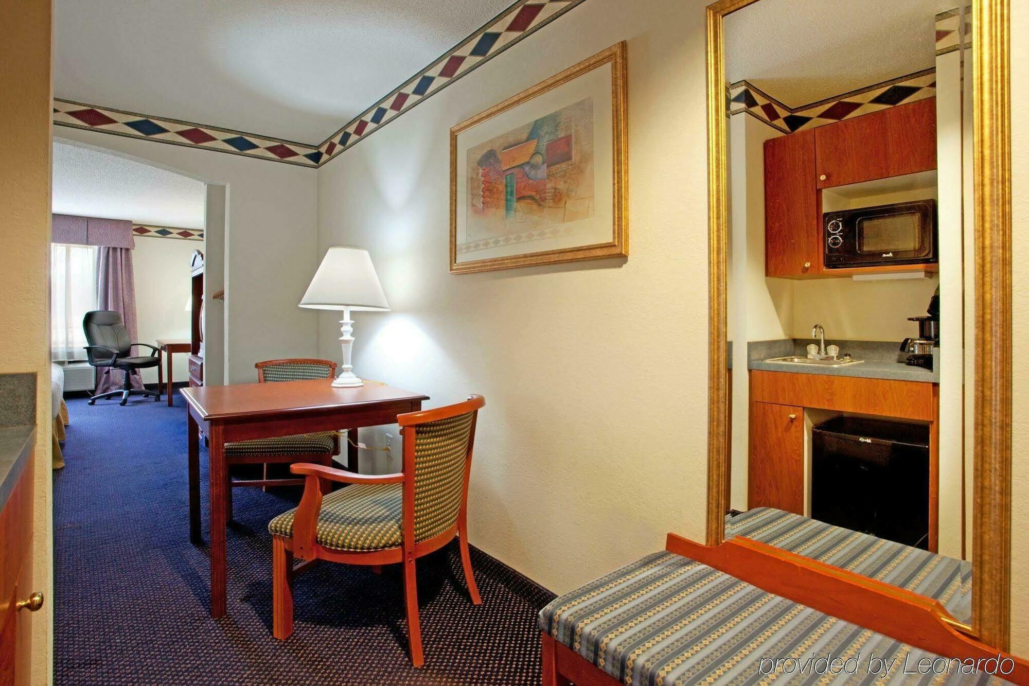 Holiday Inn Express Hotel & Suites Mebane By Ihg Exterior foto