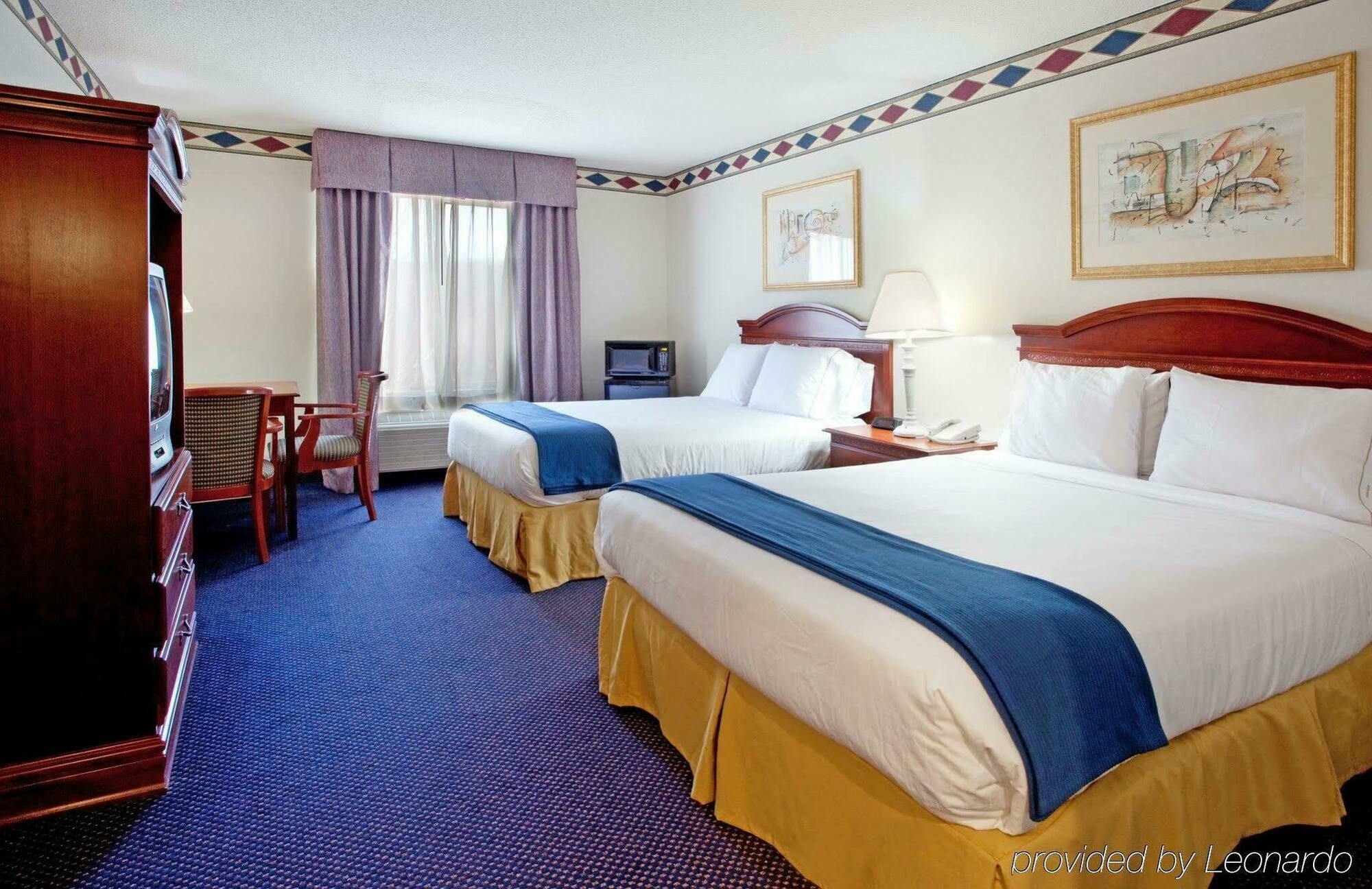 Holiday Inn Express Hotel & Suites Mebane By Ihg Exterior foto